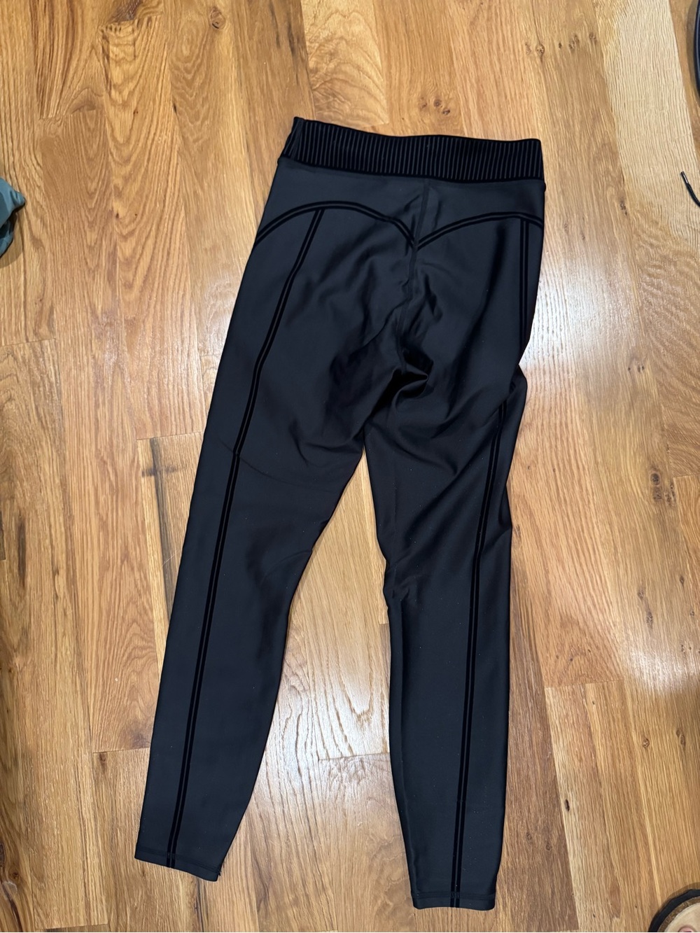 ALO Yoga Women’s Black Tech leggings with Ribbed Waist - Picture 4 of 6